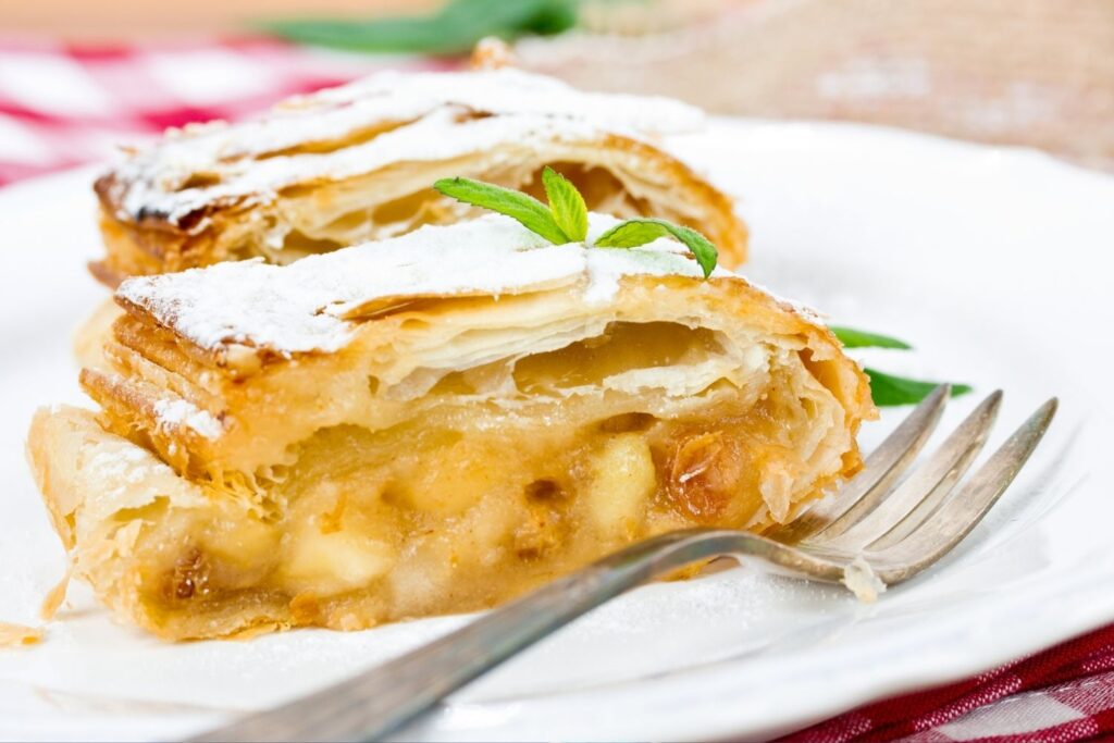 CLASSIC APPLE STRUDEL